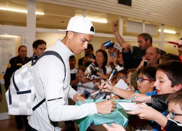 Hành quân đến Alaves, Ronaldo tích cực ký tặng NHM