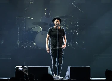 OneRepublic gây xúc động khi lần đầu biểu diễn 'Apologize' ở Bangkok