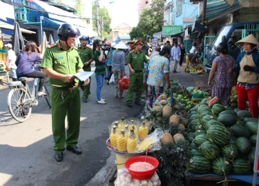 Rút dây nịt đánh công an đang xử lý lấn chiếm vỉa hè ở Sài Gòn