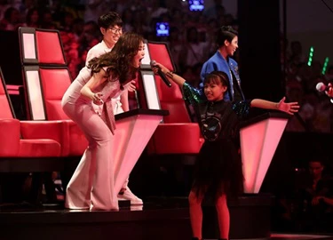 The Voice Kids: Hương Tràm hát rock cùng trò cưng