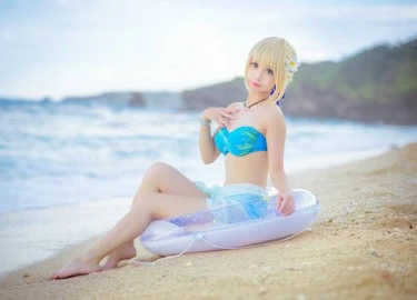 Tiếp tục ngất ngây với cosplay nàng Saber trong trang phục áo tắm