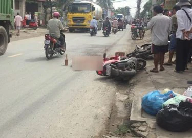 TP.HCM: Người đàn ông bị bánh xe container cán tử vong sau va chạm