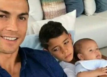 Bạn gái khoe clip đầu tiên về hai con của C. Ronaldo