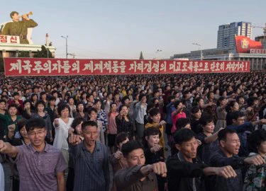 'Biển' người Triều Tiên xuống đường đòi đánh Mỹ, bảo vệ Kim Jong Un