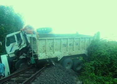 Bình Định: Tàu hỏa liên tục tông xe tải, nhiều người thoát chết