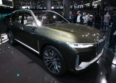 BMW X7 iPerformance đối đầu Lexus LX570