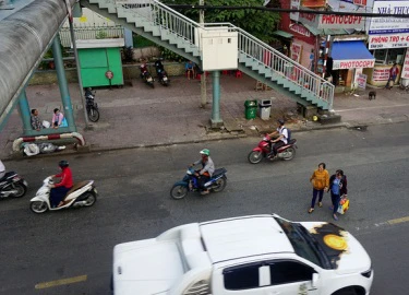 "Chê" cầu vượt tiền tỷ, dân lao qua dòng xe đông đúc