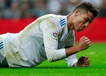 Chicharito tố Ronaldo dối trá trong việc quyên tiền từ thiện