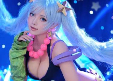 Cùng ngắm cosplay Sona ngực đầy đốn tim game thủ Việt