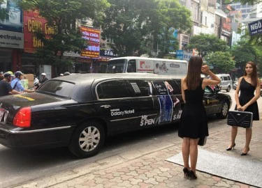 Dùng limousine đưa đón khách đến nhận Note 8