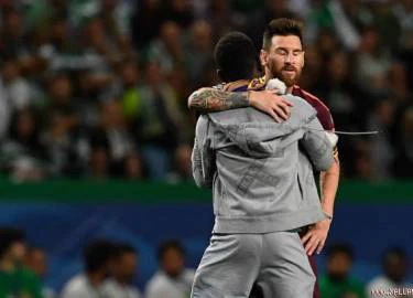 Fan lao vào sân hôn chân Messi giữa tiếng hô vang 'Ronaldo'