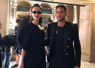 Maya chụp ảnh cùng cầu thủ Neymar tại show diễn Balmain