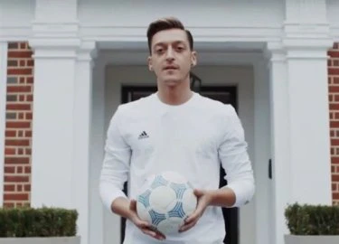 Mesut Ozil lần đầu khoe nhà tại London