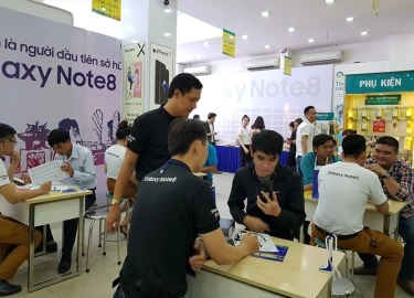 Người mua chờ từ 6h sáng để nhận Galaxy Note 8