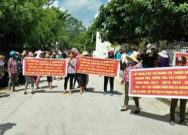 Phụ huynh căng băng rôn đề nghị thanh tra tài chính trường mầm non