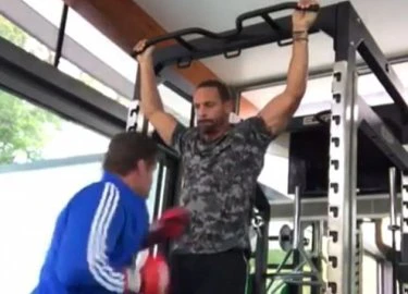 Rio Ferdinand cật lực tập gym, chờ ngày thượng đài