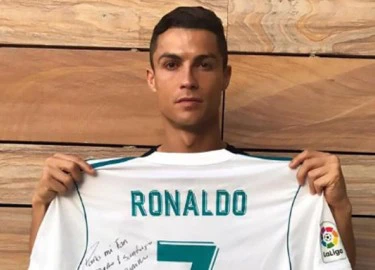 Ronaldo tri ân fan nhí qua đời vì động đất ở Mexico