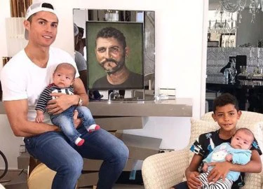 C. Ronaldo khoe cặp song sinh bên ảnh người cha quá cố