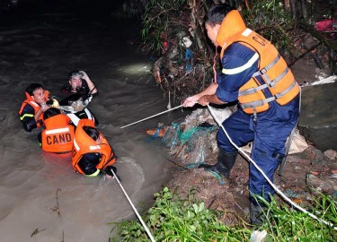 Cảnh sát trầm mình dưới suối lạnh tìm người bị nước cuốn trong đêm