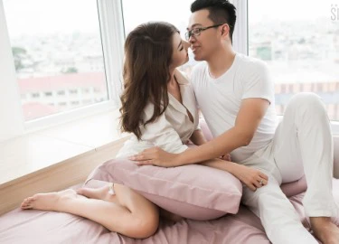 Em sợ hãi khi tôi thể hiện tình cảm trước mọi người