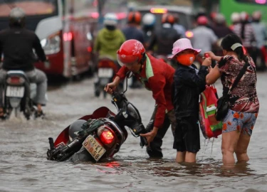 Hàng loạt người Sài Gòn ngã nhào trong biển nước sau mưa