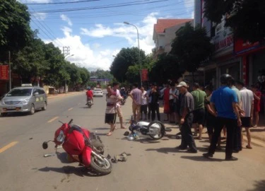 Sơn La: Xe máy đấu đầu làm hai nữ sinh nhập viện nguy kịch