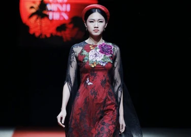 Thanh Tú, Trà My khoe chân dài trên sàn catwalk