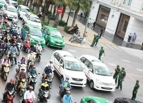 Đi taxi phải đến trạm đón như... xe buýt!