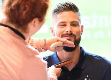 Giroud tút lại vẻ đẹp trai trong ngày lên tuyển Pháp