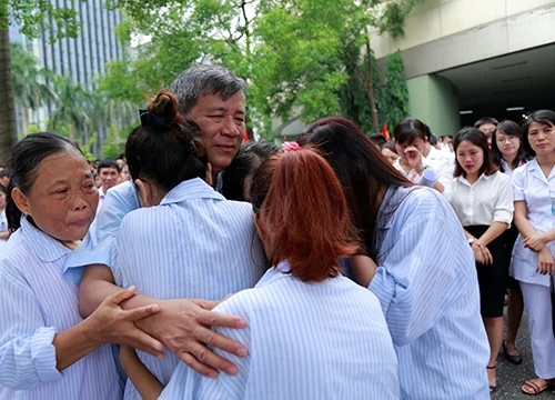 GS Anh Trí: Có thể yêu cầu xếp hàng, nhưng không thể bảo người ta phải khóc