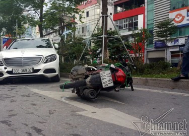 Hà Nội: Mercedes tông liên tiếp nhiều xe trên phố Xã Đàn