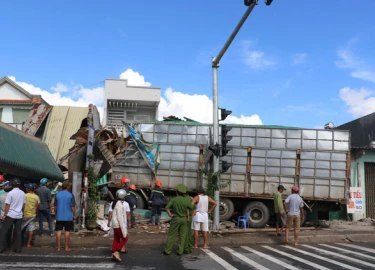 Kinh hoàng "hung thần" chở dăm gỗ tông sập liên tiếp 4 nhà dân