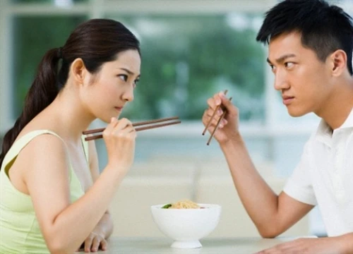 Lấy chồng trẻ con, vợ 'đánh yêu' ai ngờ chồng quay phắt lại tát cho... 'lệch mặt'