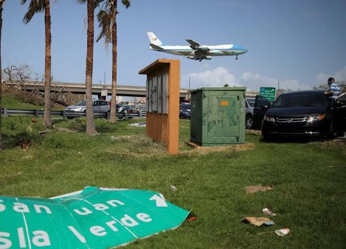 Ông Trump đến Puerto Rico thăm hỏi người dân vùng bão