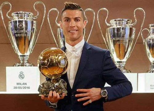 Ronaldo bán bản sao Quả bóng vàng làm từ thiện