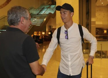 Ronaldo diện sơ-mi trắng hội quân cùng đội tuyển Bồ Đào Nha