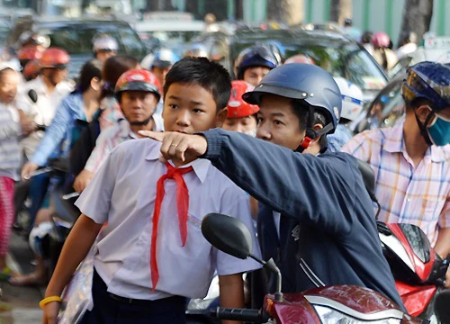 Tránh kẹt xe, học sinh TP HCM tiếp tục học lệch giờ