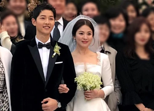 Bạn sẽ bất ngờ khi biết giá của bó hoa cưới trông rất "đơn giản" trên tay Song Hye Kyo