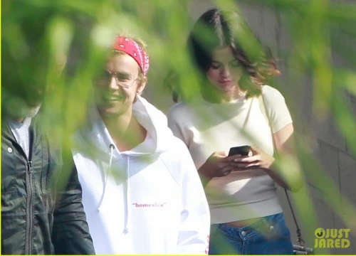 Gia đình tuyên bố không chấp nhận Justin Bieber, Selena vẫn tiếp tục sánh đôi bên bạn trai cũ