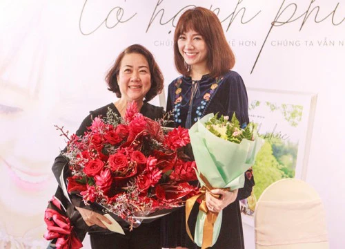 Hari Won bật khóc khi được mẹ Trấn Thành đến chúc mừng