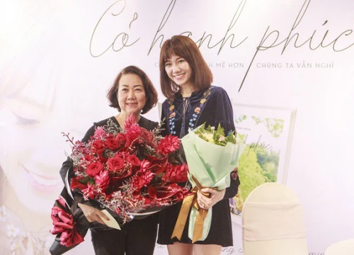 Mẹ chồng cầm thư tay của Trấn Thành đến trao, Hari Won khóc nghẹn khi đọc