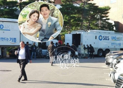 Phóng viên rầm rộ tác nghiệp đám cưới, Song Hye Kyo và bố chồng đã đến