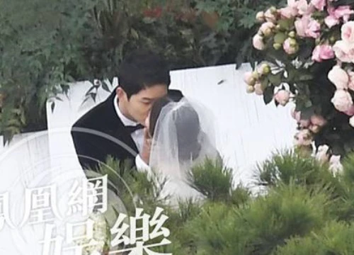 Song Joong Ki - Song Hye Kyo hôn nhau ở lễ cưới