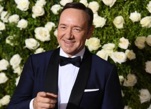 Tài tử Kevin Spacey thừa nhận đồng tính, bị tố từng quấy rối tình dục diễn viên 14 tuổi