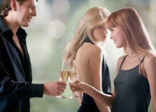 Tôi khổ sở vì yêu hai người