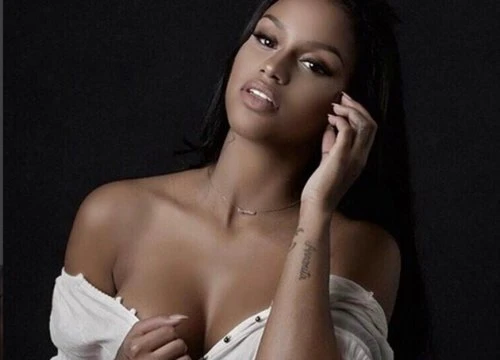 WAGs hàng đầu Southampton gây thổn thức với áo đấu CLB