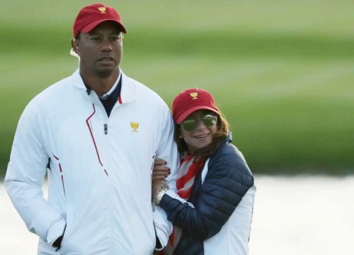 Bóng hồng ôm chặt cánh tay của Tiger Woods