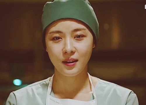 Ha Ji Won vỡ òa khi bố được cứu sống ở phút chót