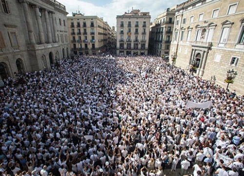 Hàng nghìn người Tây Ban Nha xuống đường kêu gọi đối thoại với Catalonia