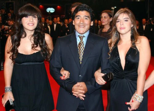 Maradona kiện hai con gái lấy trộm tiền